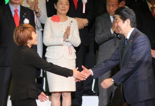 安倍首相（右）と握手する今井絵理子