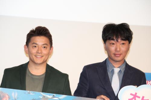 アニメ映画「アーロと少年」大ヒット記念イベントに出席したスピードワゴンの井戸田潤（左）と小沢一敬