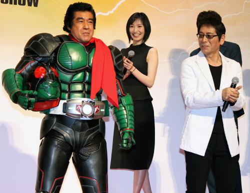 仮面ライダー１号のスーツ姿を披露した藤岡弘、（左）