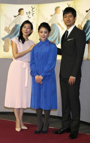 ＮＨＫ連続テレビ小説「とと姉ちゃん」第一週完成試写会・会見に出席し、フォトセッションでポーズをとる（左から）木村多江、高畑充希、西島秀俊
