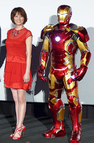 映画「シビル・ウォー」のイベントに登場した米倉涼子。右はアイアンマン
