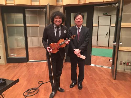 ＴＢＳ「ＮＥＷＳ２３」の新エンディング曲を書き下ろした葉加瀬太郎（左）とメーンキャスターの星浩氏
