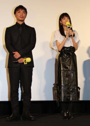 映画「暗殺教室～卒業編～」公開記念舞台あいさつに登壇した成宮寛貴（左）と桐谷美玲