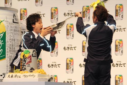 「アサヒ　もぎたて」新ＣＭ発表会で、吉田鋼太郎（右）からプレゼントされた巨大スプーンでケーキを食べる大泉洋