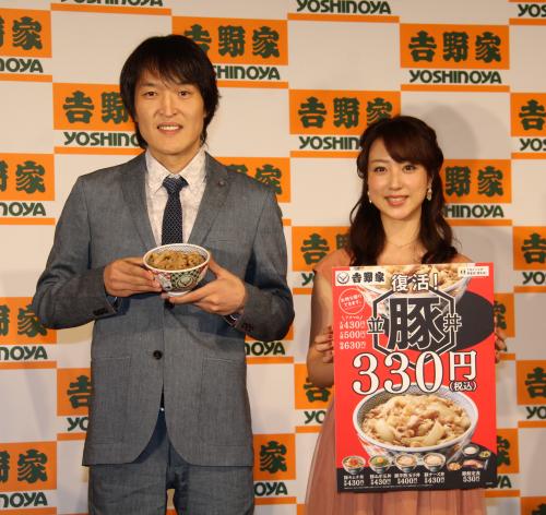 吉野家　復活「豚丼」商品発表会・試食会に出席した千原ジュニア（左）と川田裕美アナウンサー