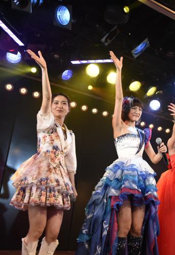 ＡＫＢ４８の「チームＫ　２期生１０周年記念特別公演」で観客に手を振る（左から）大島優子、宮澤佐江