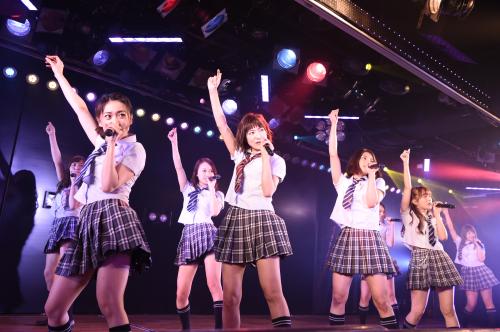 ＡＫＢ４８「チームＫ　２期生１０周年記念特別公演」で歌い踊る（前列左から）大島優子、宮澤佐江ら
