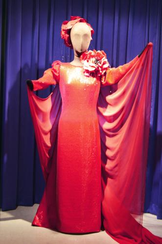 船村徹記念館の１周年記念「美空ひばり特別展」で展示される、東京ドーム公演で着用した赤いドレス