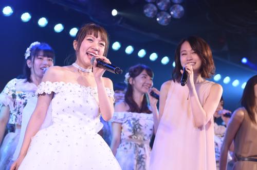 卒業公演で、前田敦子（右）とアンコール「桜の花びらたち」を歌う高橋みなみ（Ｃ）ＡＫＳ