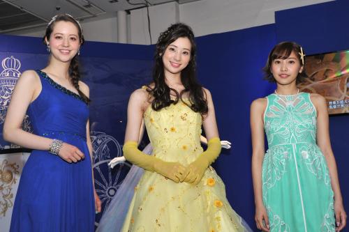 「ディズニープリンセスとアナと雪の女王展」に来場した（左から）春香クリスティーン、足立梨花、佐野ひなこ