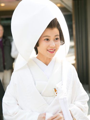 都内の神社で、白むく姿で挙式した長崎真友子