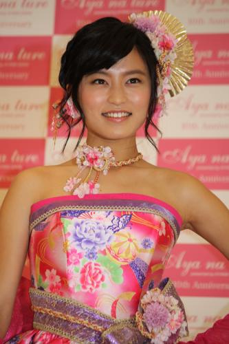「アヤナチュール」発表会で和柄のカクテルドレス姿を披露した小島瑠璃子