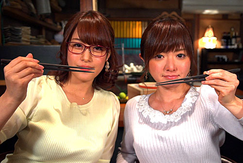 ２２日深夜放送の「鷲見玲奈、お肉吟じます。」で共演する鷲見玲奈アナウンサー（左）と紺野あさ美アナウンサー（Ｃ）テレビ東京