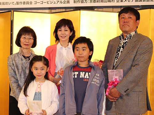 京都市内で会見した（後列左から）柴垣文子氏、沢口靖子、金田敬監督、（前列左から）岩崎未来、向鈴鳥