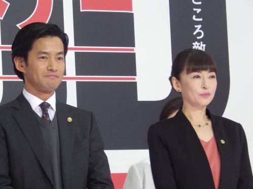 ドラマ「グッドパートナー」の制作発表に出席した竹野内豊と松雪泰子