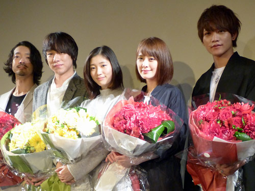 完成披露試写会に出席した（左から）金子ノブアキ、落合モトキ、相楽樹、加藤葵、藤田富