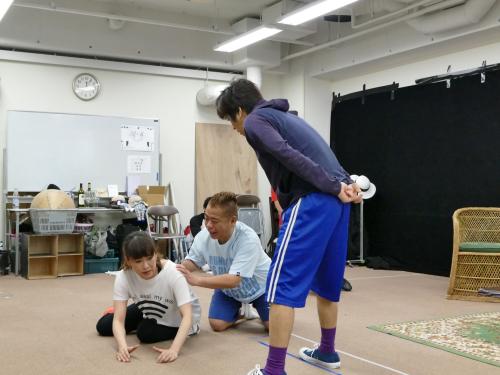 舞台稽古を公開する（左から）鈴木砂羽、出川哲朗、堀内健