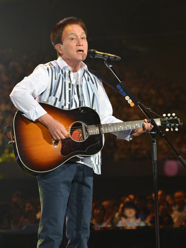 ６８歳にして全国４８公演のツアーをスタートさせた小田和正。ギターを弾きながら歌う（撮影・菊地英二）