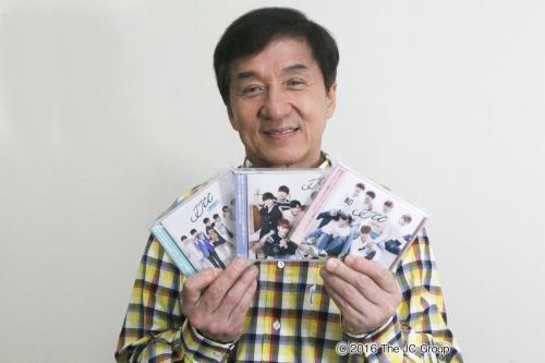 自身がプロデュースする韓国男性グループ「ＪＪＣＣ」の日本デビューシングル「今すぐに」を手に笑顔を見せるジャッキー・チェン。（Ｃ）２０１６　Ｔｈｅ　ＪＣ　Ｇｒｏｕｐ