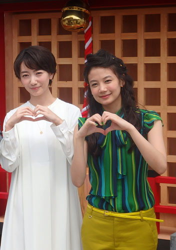 日本テレビ系「世界一難しい恋」のＰＲイベントに参加した波瑠（左）、清水富美加