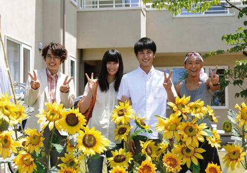 映画「バースデーカード」に出演する（左から）ユースケ・サンタマリア、橋本愛、中村蒼、須賀健太