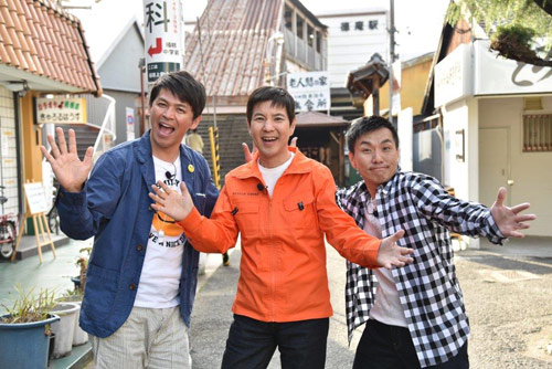 関西テレビの新番組「ますだおかだのオモログ」第１回放送に出演した（左から）岡田圭右、関根勤、増田英彦