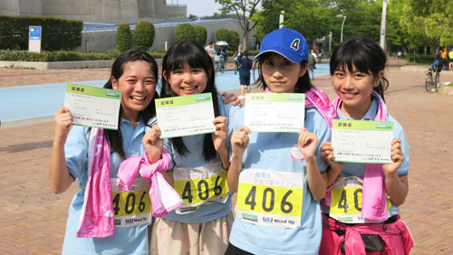 フルマラソンリレーを４人で完走して証明書を掲げる（左から）寺岡咲希、藤井彩来、松井りお、田口空