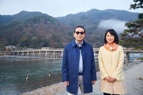 京都・嵐山の渡月橋を訪れた（左から）タモリ、近江友里恵アナウンサー（Ｃ）ＮＨＫ
