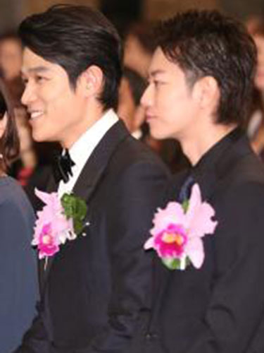 橋田賞授賞式の鈴木亮平（左）と佐藤健
