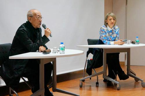 ２０１３年１２月１８日に女子美術大学杉並キャンパスで特別公開講座を行った蜷川幸雄さんと実花さん