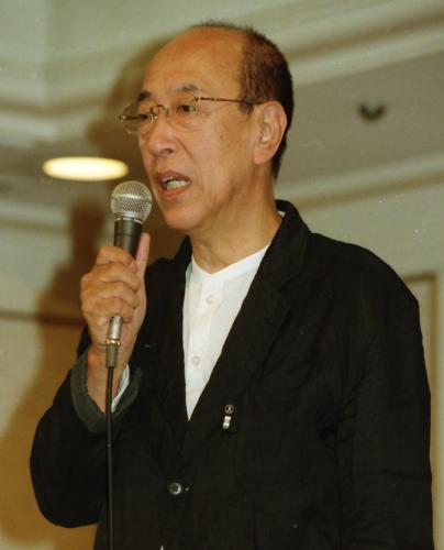 ２０００年６月「火の鳥」発表会見での蜷川幸雄さん