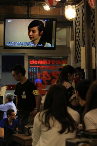 都内の飲食店ではベッキーの出演する番組が流され、客らは箸を止めて見入る