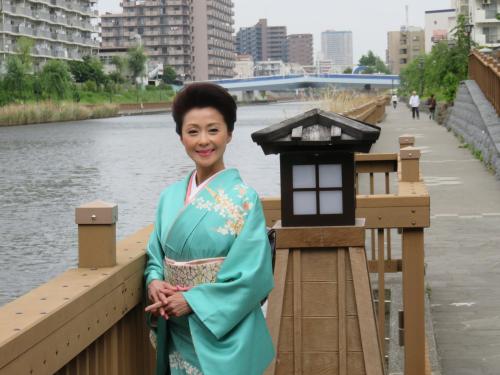 新曲「ふれ逢い橋」の舞台となっている東京・下町を流れる小名木川のたもとで同曲をＰＲした長山洋子