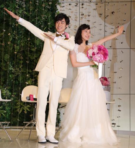 結婚情報誌「ゼクシィ」新ＣＭ＆ＣＭソング発表会に登場した吉岡里帆（右）と戸塚純貴