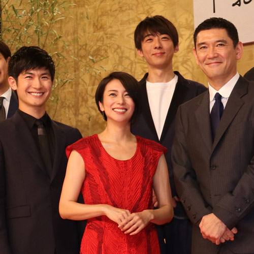 大河ドラマ出演に笑顔を見せる（左から）三浦春馬、柴咲コウ、高橋一生、杉本哲太
