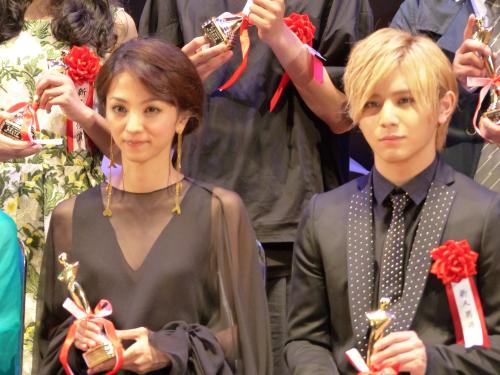 日本映画批評家大賞の授賞式に出席した満島ひかり（左）と山田涼介