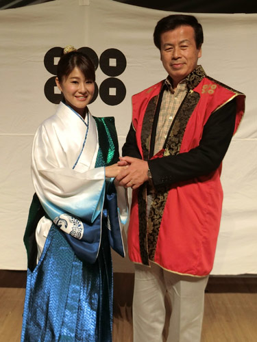 野村未奈は、上田市の母袋創一市長とデュエットを披露
