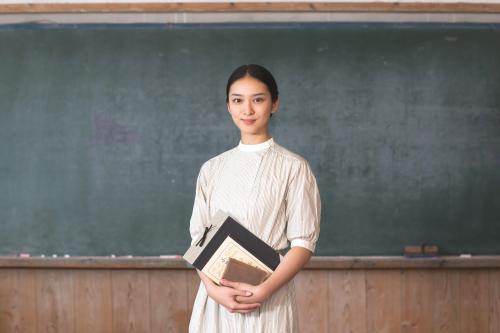 テレビ朝日スペシャルドラマ「瀬戸内少年野球団」でヒロインの教師を演じる武井咲