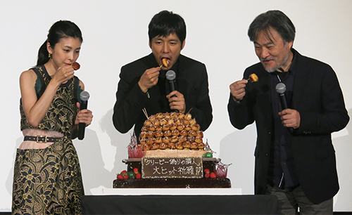 「偽りのたこ焼き」を口にする（左から）竹内結子、西島秀俊、黒沢清監督