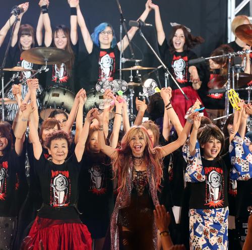 ＜ＮＡＯＮのＹＡＯＮ＞フィナーレで手を繋ぎ持ち上げる（前列左から）加藤登紀子、寺田恵子、水谷千重子ら出演者
