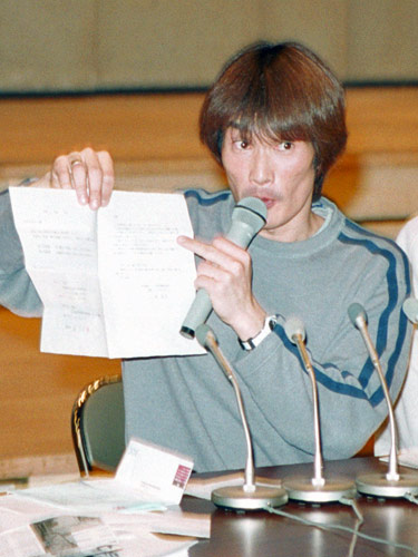 ２０００年１２月、覚せい剤使用疑惑を否定する杉田光央被告