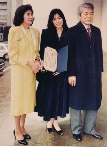 １９８７年３月、娘・友里恵さんの慶大の卒業式で夫の二谷英明さんと写真に納まる白川由美さん（左）