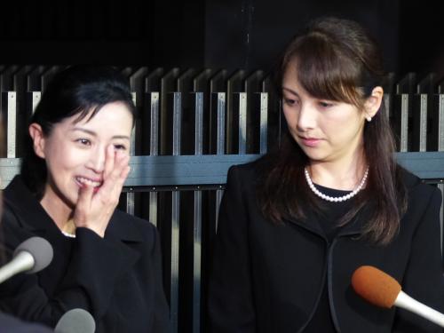 涙ながらに青木伸樹会長との思い出を語る西村知美（左）。右は櫻井淳子