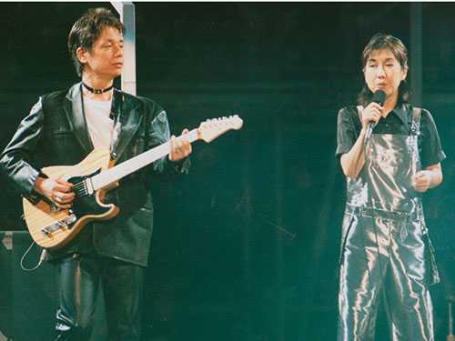 夫・ヘンリー広瀬氏（左）と共演する高橋真梨子（１９９９年、日本武道館）