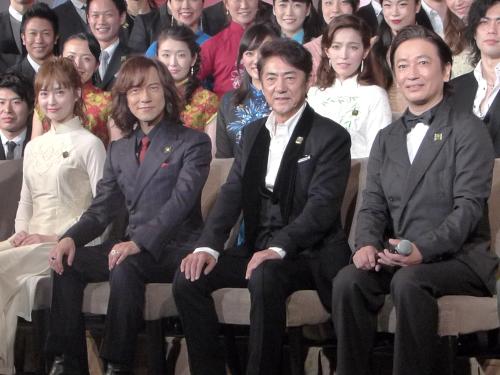 ミュージカル「ミス・サイゴン」製作発表に臨んだ（前列左から）笹本玲奈、ダイアモンド☆ユカイ、市村正親、駒田一
