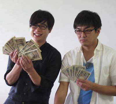 「競馬場の達人」の収録で６６０万円以上の払い戻しを受けた平成ノブシコブシの吉村（左）と端数を持たされる徳井