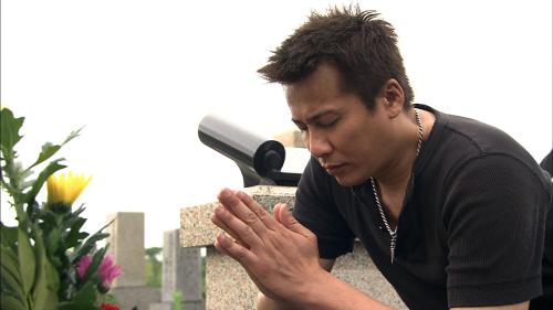 父・横山やすしさんの墓前に手を合わせる息子の木村一八