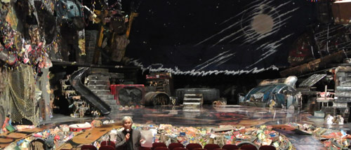 報道陣に公開された劇団四季「キャッツ」大阪公演のセット。たこ焼き器など“ご当地ゴミ”がそこかしこに