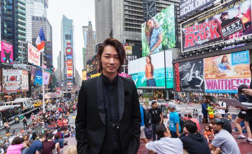 「第１５回ニューヨーク・アジア映画祭」に出席した綾野剛。自身初めてのニューヨークで、タイムズスクエアを満喫