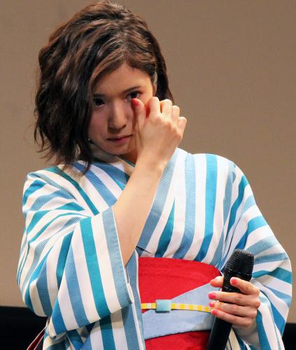 映画「ポケモン・ザ・ムービーＸＹ＆Ｚ」の完成披露試写会で舞台あいさつを行った松岡茉優は涙をぬぐう
